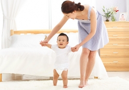 南寧月嫂公司：生了孩子請(qǐng)?jiān)律┻€是請(qǐng)婆婆來(lái)照顧，這四點(diǎn)是關(guān)鍵！